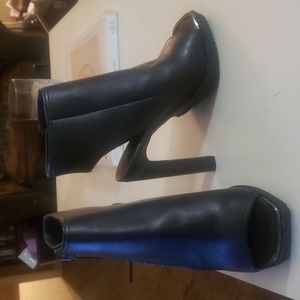 DKNY zip up peep toe/heels black